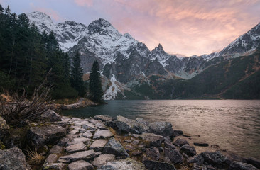 Krajobraz z drogą, pasmem górskim i jeziorem.