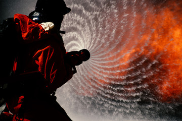 Regularnie ćwiczy ogień w centrum szkoleniowym, aby się przygotować.