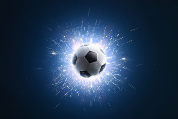 Piłka nożna. Piłka nożna tło z ogniem iskry w akcji na czarno. Piłka nożna