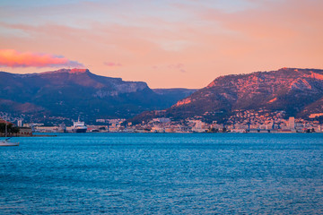 Zachód słońca w porcie Toulon z Fort Balaguier do La Seyne-sur-Mer