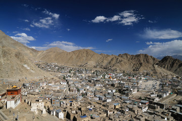 panorama indyjskiego miasta leh leżacego w stanie dżammu i kaszmir w regionie ladakh z widokiem na góry
