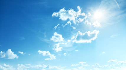 Idealne niebieskie, słoneczne niebo