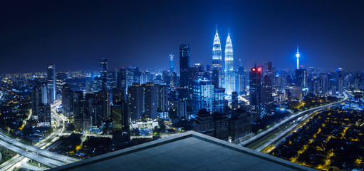 Balkon na otwartej przestrzeni z widokiem na panoramę miasta Kuala Lumpur. Nocna scena .