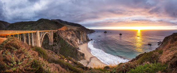 Bixby Creek Bridge na autostradzie 1 na zachodnim wybrzeżu USA podróżuje na południe do Los Angeles, Big Sur Area w Kalifornii