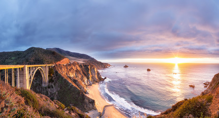 Bixby Creek Bridge na autostradzie 1 na zachodnim wybrzeżu USA podróżuje na południe do Los Angeles, Big Sur Area w Kalifornii