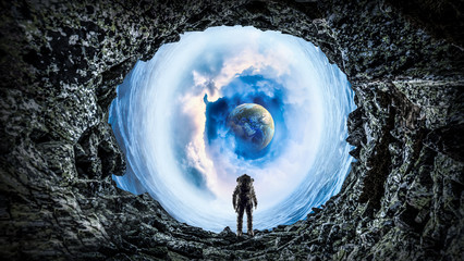 Astronauta i astronauta. Różne środki przekazu