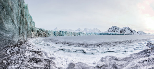 Lodowcowy krajobraz u progu wiosny