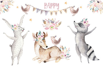 wesołe zwierzęta na imprezie w lesie