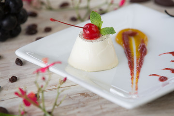 Kremowy deser panna cota pudding souffle