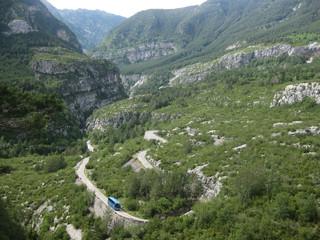 Valle de Ordesa, Pireneje, Hiszpania - w sezonie dojazd do Parku Narodowego Dolina Ordesy tylko takim autobusem