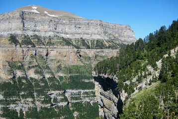 Valle de Ordesa, Pireneje, Hiszpania - widoki na kolorowe góry ze ścieżki Faja de Pelay 