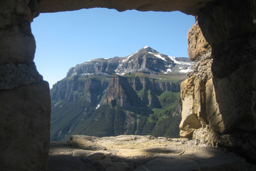 Valle de Ordesa, Pireneje, Hiszpania - widoki z punktu widokowego Mirador de Calcilarruego na ścieżce Faja de Pelay