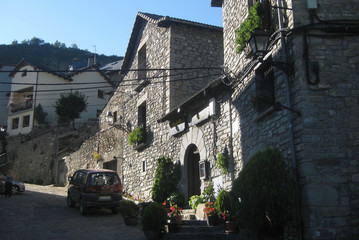 Valle de Ordesa, Pireneje, Hiszpania - urocza kamienna miejscowość Torla