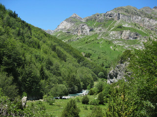 Valle de Ordesa, Pireneje, Hiszpania - Wędrówka zieloną Doliną Ordesy