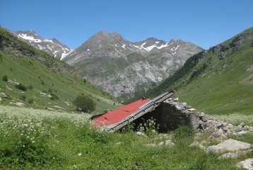 Valle de Ordesa, Pireneje, Hiszpania - zrujnowana cabana, czyli górski schron w Dolinie Ordesy
