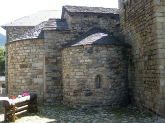 Pireneje, Hiszpania - romański kamienny kościół w dolinie Vall de Boí