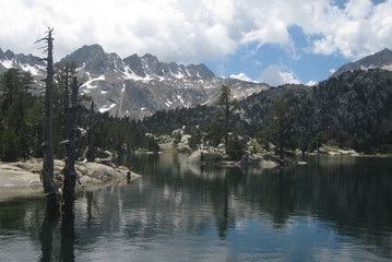 Pireneje, Hiszpania - piękny staw w Parku Narodowym Aigüestortes i Estany de Sant Maurici