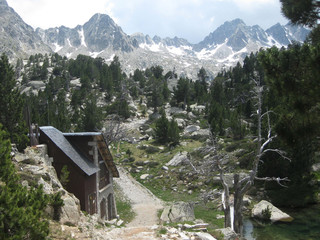 Pireneje, Hiszpania - dom przy szlaku w Parku Narodowym Aigüestortes i Estany de Sant Maurici