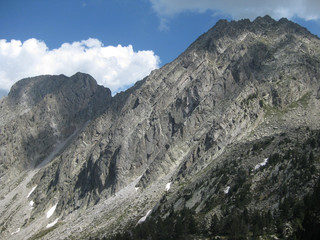 Pireneje, Hiszpania - piękne skaliste szczyty w Parku Narodowym Aigüestortes i Estany de Sant Maurici