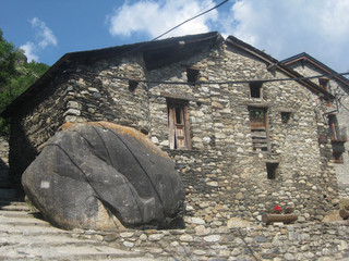 Pireneje, Hiszpania - głaz wmurowany w dom w miejscowości Espot