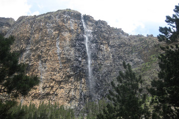 Valle de Ordesa, Pireneje, Hiszpania - charakterystyczne skaliste góry w kolorze ochry