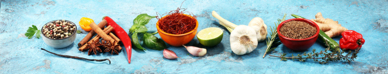 Przyprawy i zioła na stole. Składniki żywności i kuchni.