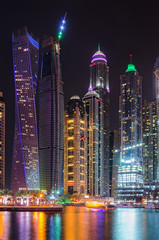 Nowoczesna noc sity krajobraz z drapaczami chmur