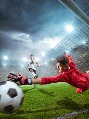 Striker strzela do bramki