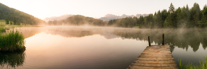 Panorama z Geroldsee i pomostem w Karwendel do wschodu słońca