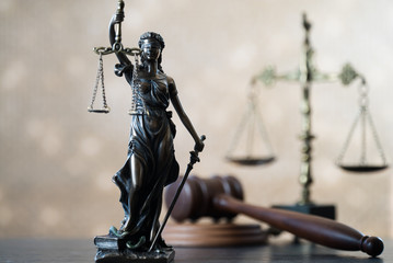 Prawo symbole na złotym bokeh tle.