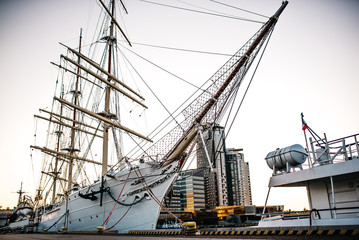 stary żaglowiec, fregata na kotwicy w porcie