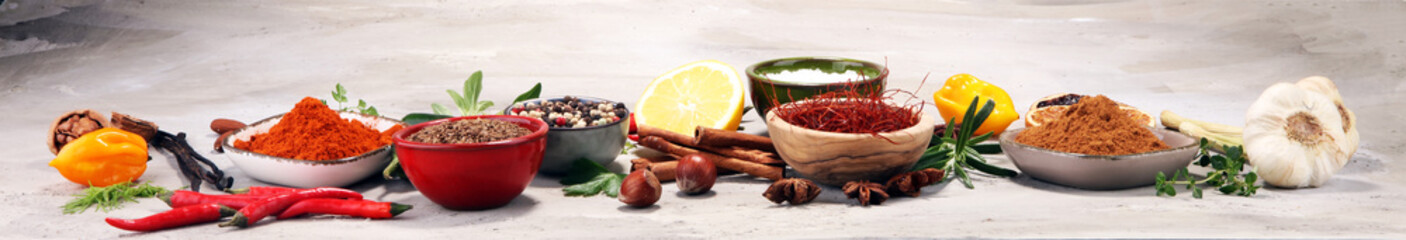 Przyprawy i zioła na stole. Składniki żywności i kuchni.