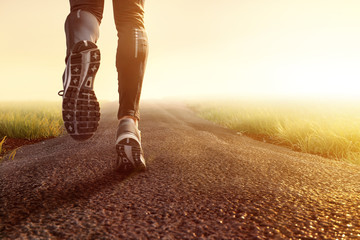 Jogging na polnej drodze w porannej mgle