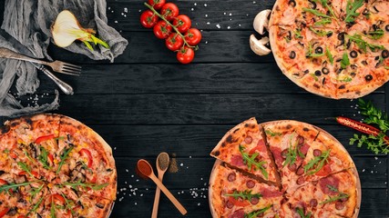 Ustaw pizzę. Kuchnia włoska. Widok z góry. Na drewnianym tle. Skopiuj miejsce.