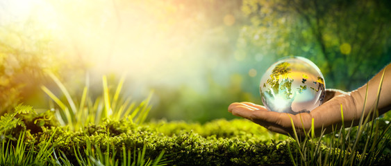 Szklana kula w ręku