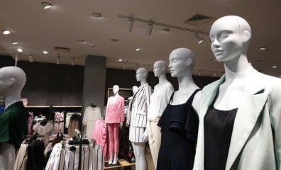 pokazywanie manekinów w sklepie z odzieżą 