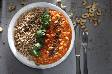 Gulasz wegetariański z warzyw i orzechów nerkowca