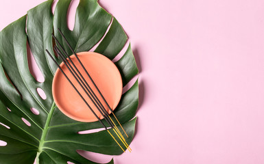 Kadzidełka aromatyczne. Liść potworów na różowym tle