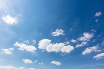 Niebieskie niebo z białymi chmurami