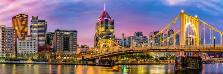 Panorama miasta Pittsburgh patrząc od strony North Shore wczesnym rankiem.