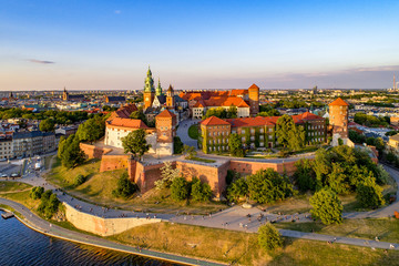 Polska. Panoramę Krakowa ze Wzgórzem Wawelskim, Katedrą, Zamkiem Królewskim na Wawelu, murami obronnymi, brzegiem Wisły, parkiem, promenadą, spacerującymi ludźmi. Stare miasto w tle