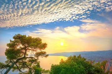 Widok nabrzeża w Nicei o zachodzie słońca. Lazurowe Wybrzeże, Francja