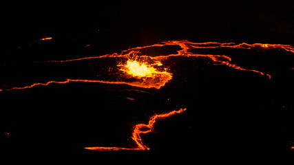 Krater wulkanu Erta Ale, rozpływająca się lawa, depresja Danakil Etiopia