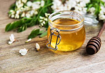 Miód z kwiatami akacji