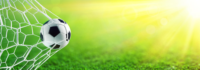Piłka Nożna W Celu Z światłem Słonecznym