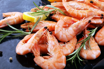 Surowe świeże krewetki Langostino Austral. owoce morza z krewetkami z cytryną i przyprawami.