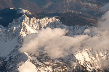 Oświetlone słońcem Alpy z perspektywy samolotu