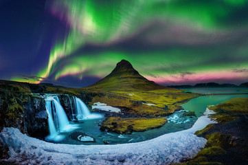Northern Light, Aurora borealis w Kirkjufell w Islandii. Góry Kirkjufell w zimie.
