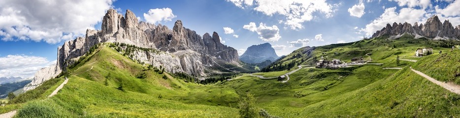 Passo Gardena z drogą w kierunku Passo Sella