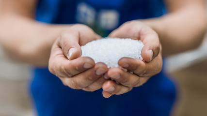 Granulat dłonie przemysł rzemiosło